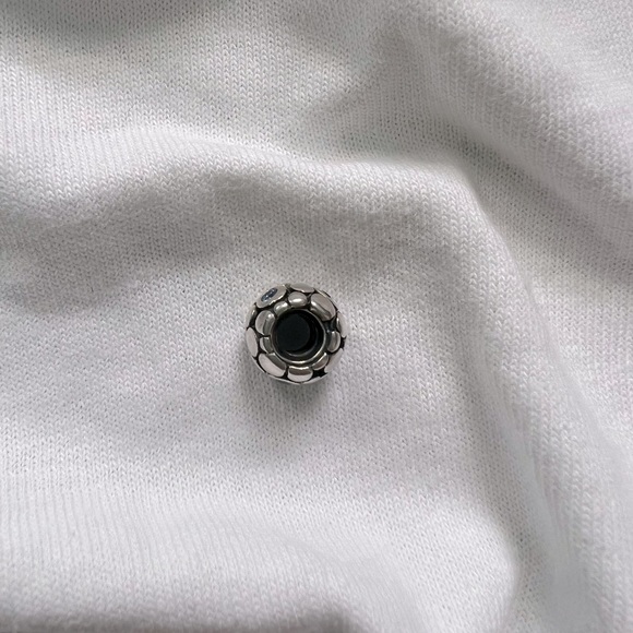 Authentic pandora 925 silver threaded core charm with blue crystal accents. - Picture 5 of 5